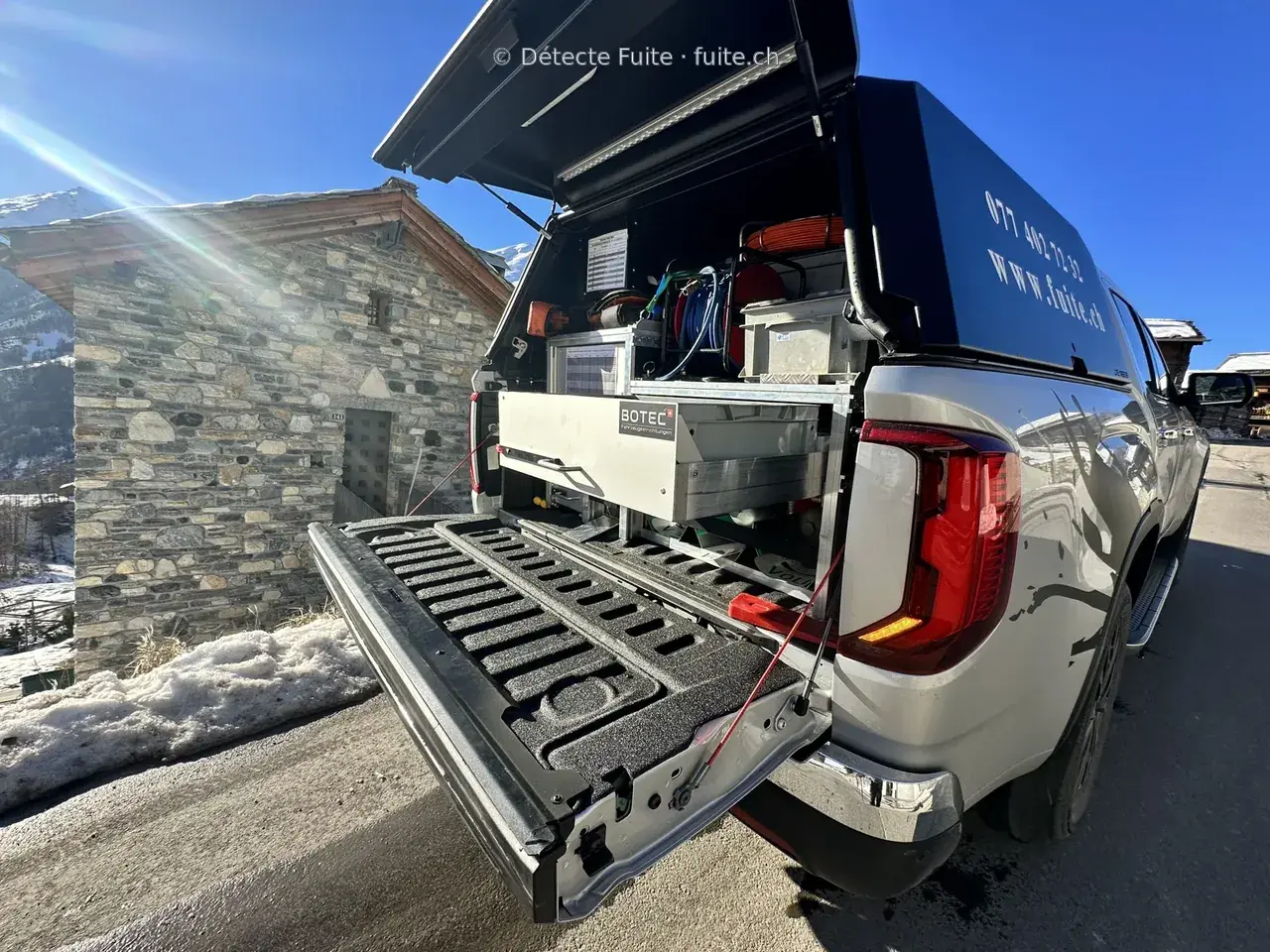 Véhicule Détecte Fuite et matériel chargé pour une recherche en montagne